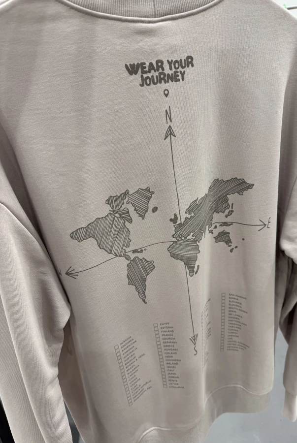 Szara bluza oversize unisex dla podróżnika zaznaczanie odwiedzonych krajów podróże zwiedzanie świata samodzielnie zaznacz odwiedzone miejsca