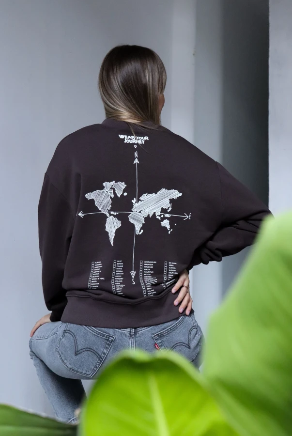 Bluza oversize unisex dla podróżnika zaznaczanie odwiedzonych krajów podróże zwiedzanie świata samodzielnie zaznacz odwiedzone miejsca brązowa