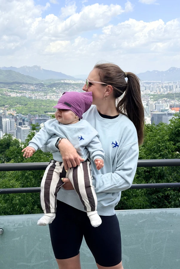 Bluzy matchy matchy dla mamy i dziecka w kolorze miętowym z wybranym napisem rodzinne podróże podróżnicy mały podróżnik zwiedzanie świata podróż