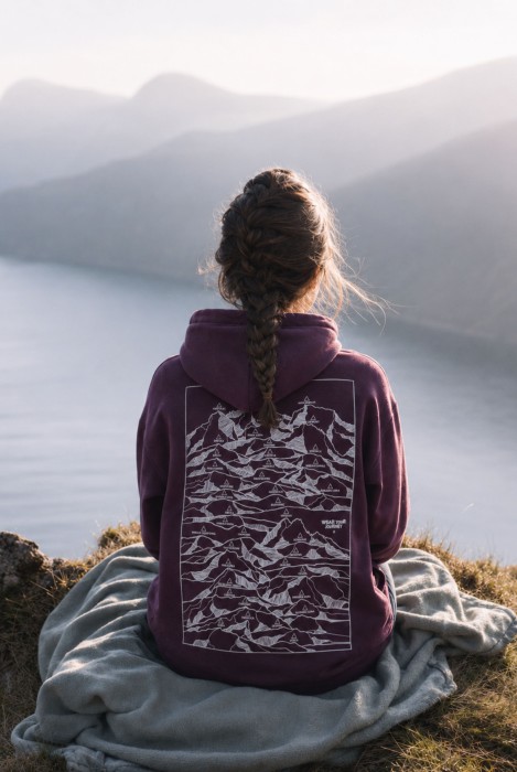 Fioletowa bluza z kapturem Wear Your Journey z nadrukiem mapy polskich szczytów polska produkcja