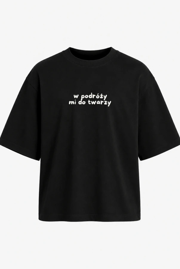 Przód koszulki podróżnicza z napisem w podróży mi do twarzy czarna koszulka oversize minimalistyczna