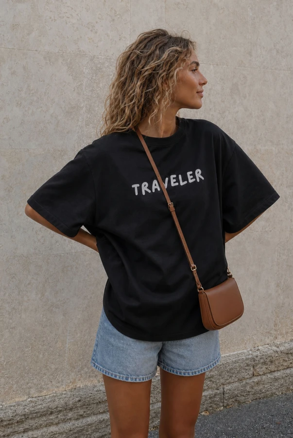 Koszulka podróżnicza z napisem TRAVELER czarna koszulka oversize minimalistyczna
