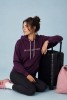 Bluza unisex z kapturem JAK WRÓCĘ TO BĘDĘ w kolorze bakłażanowym na modelce