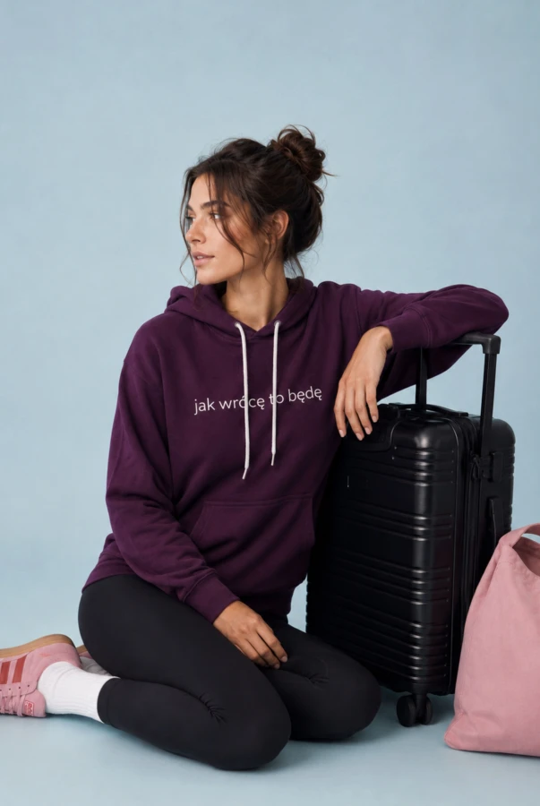 Bluza unisex z kapturem JAK WRÓCĘ TO BĘDĘ w kolorze bakłażanowym na modelce