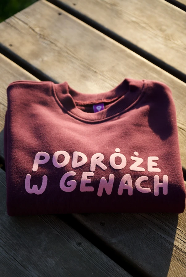 Bluza dla dziecka oversize dla małego podróżnika z napisem PODRÓŻE W GENACH rodzinne podróżowanie bawełna polska produkcja