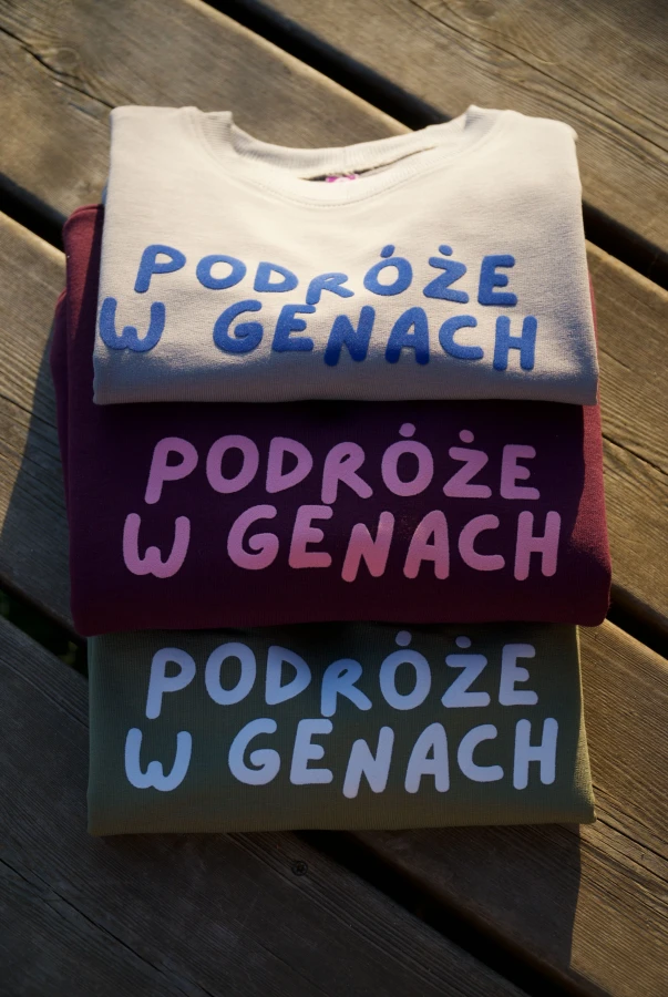 Bluza dla dziecka oversize dla małego podróżnika z napisem PODRÓŻE W GENACH rodzinne podróżowanie bawełna polska produkcja