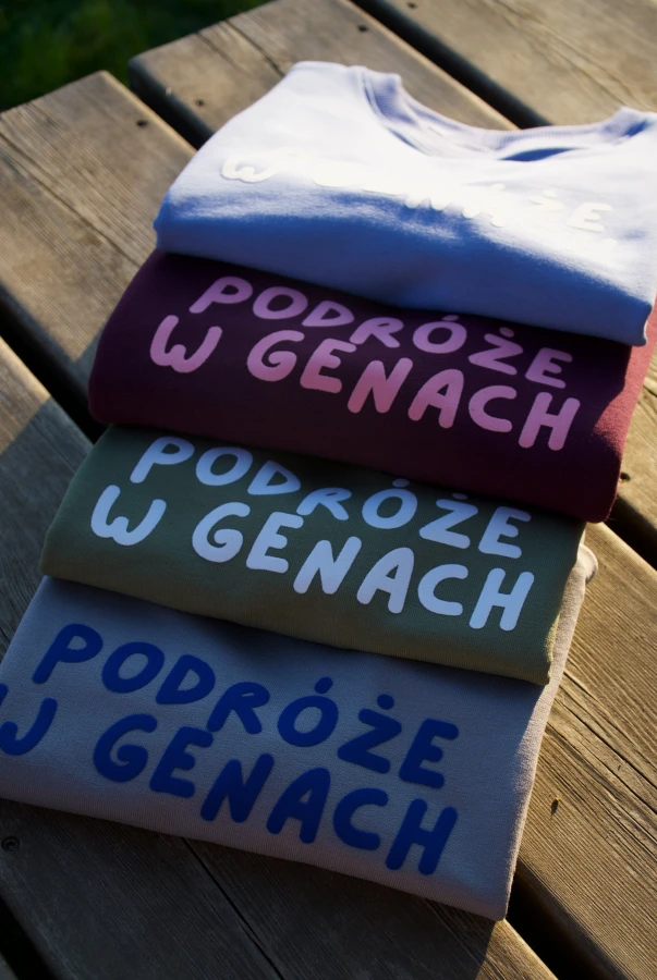 Bluza dla dziecka oversize dla małego podróżnika z napisem PODRÓŻE W GENACH rodzinne podróżowanie bawełna polska produkcja