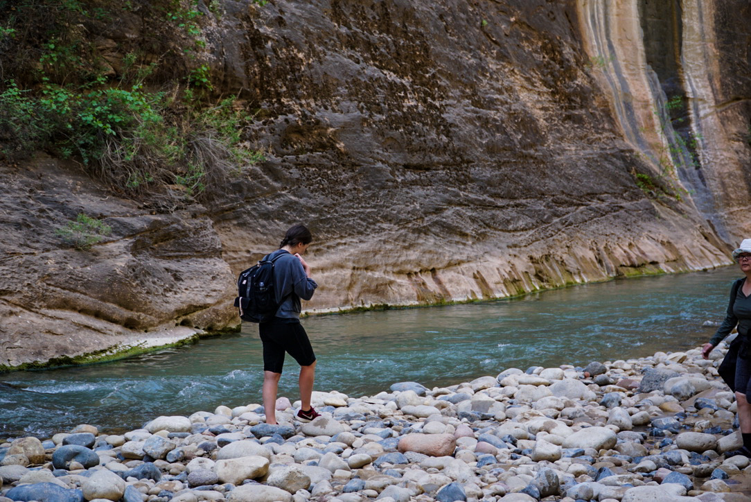 Spacerując wzdłuż szlaku The Narrows w Zion National Parku